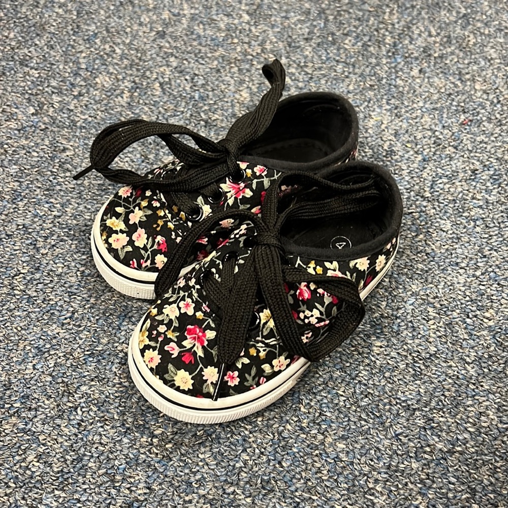 💜Richland Floral Sneaker Size 4